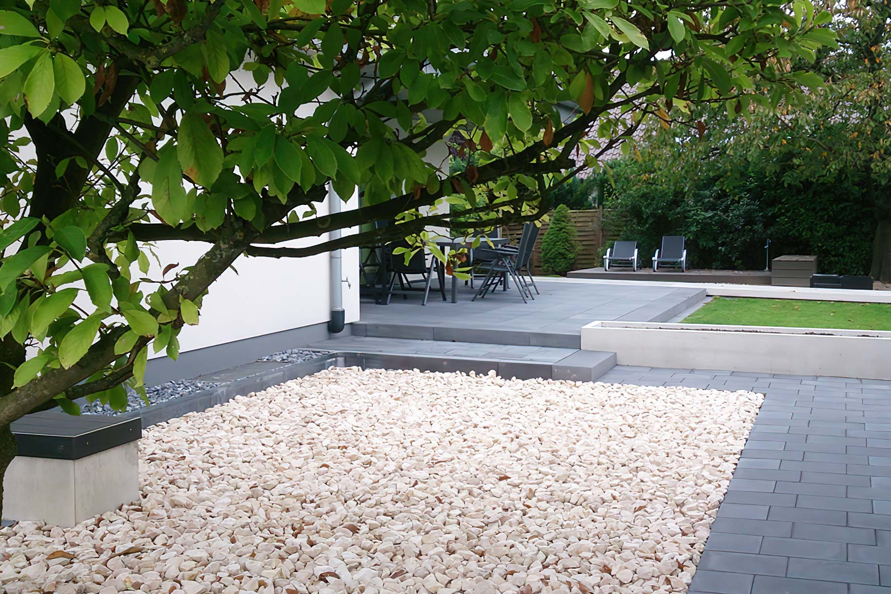 Privatgärten Gestaltung mit Kiesbett