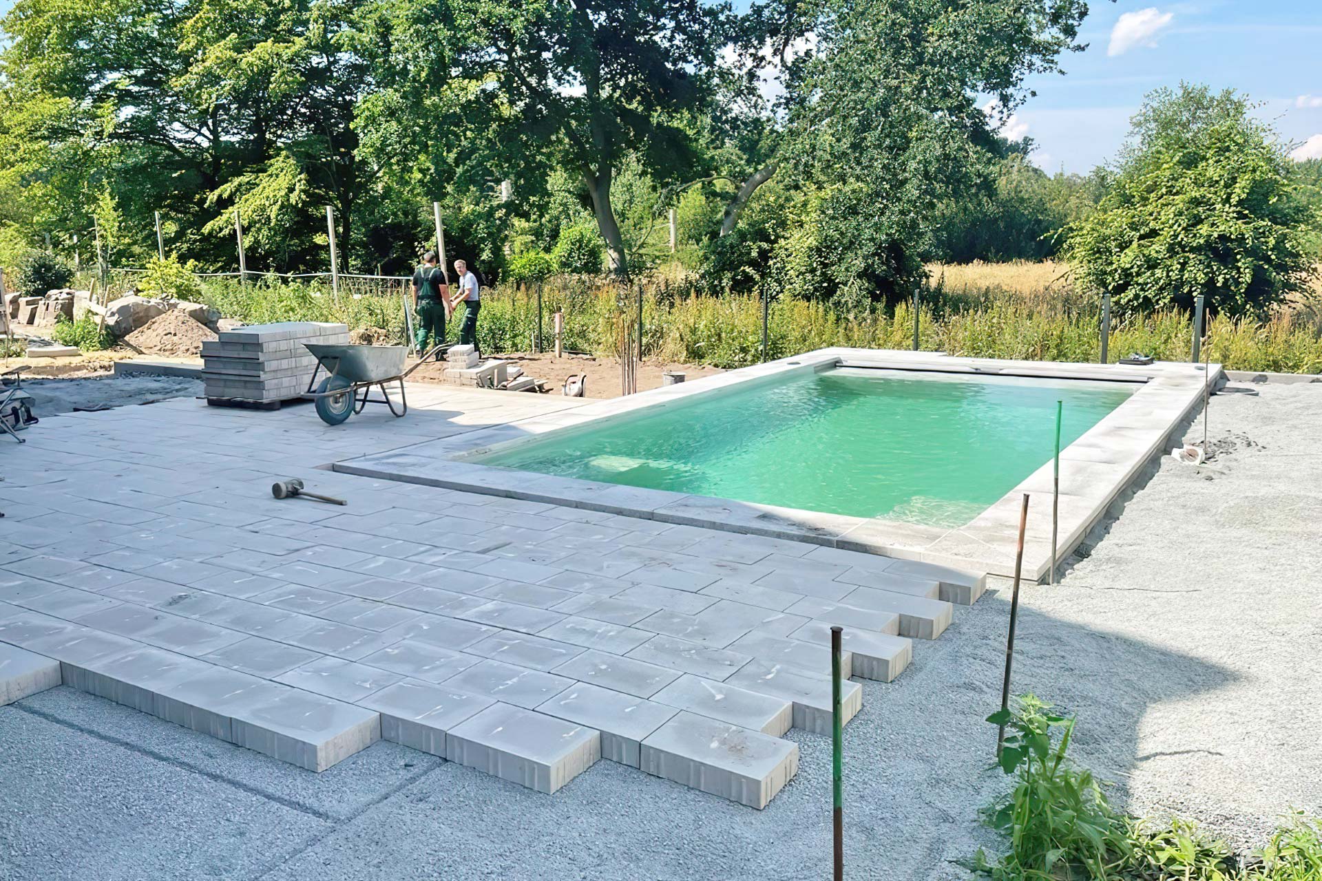 Privatgärten Gestaltung mit Schimmbad und Terrasse